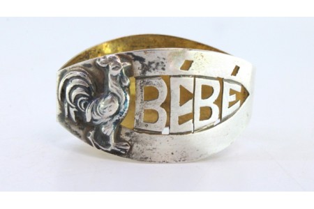 Argola de guardanapo em prata com galo em relevo e palavra "Bebé" recortada.